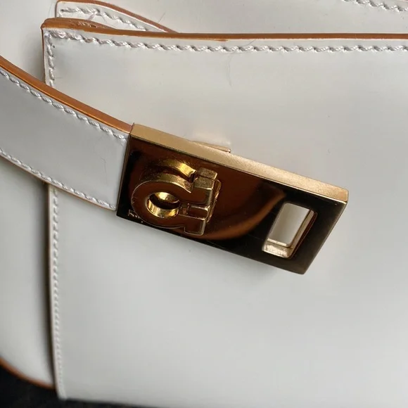 Salvatore Ferragamo cream leather handbag. - Picture 2 of 11